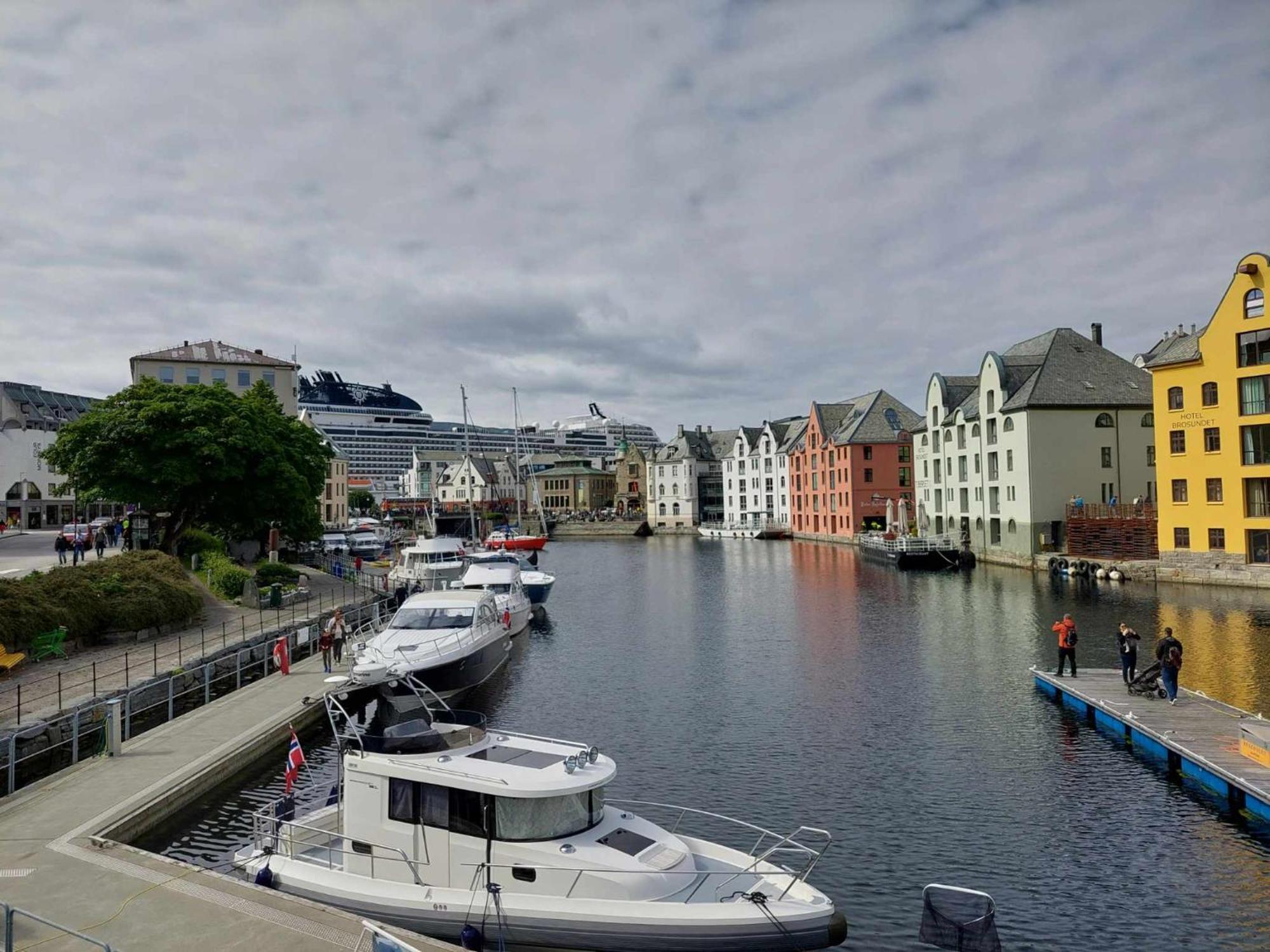 Alesund Apartment With Free Parking Esterno foto